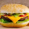 Birra, patatine e hamburger: ecco quanto devi correre per smaltire i "cibi spazzatura"