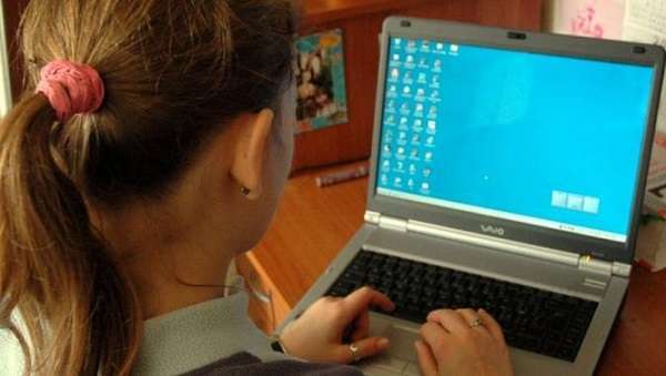 Monza, adescava ragazze e ragazzine sul web per violentarle: arrestato albanese