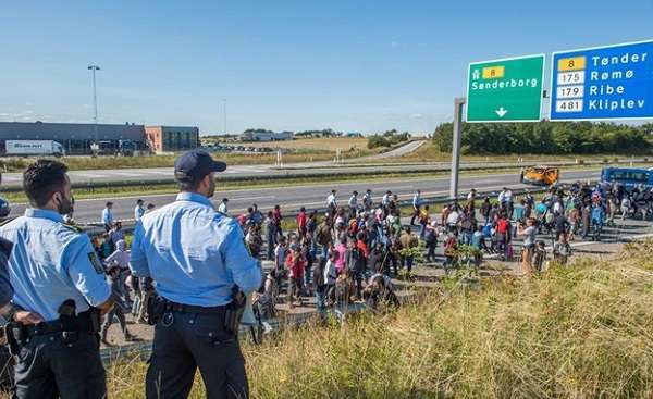 Danimarca: multati di 6mila euro per aver dato un passaggio a una famiglia d'immigrati