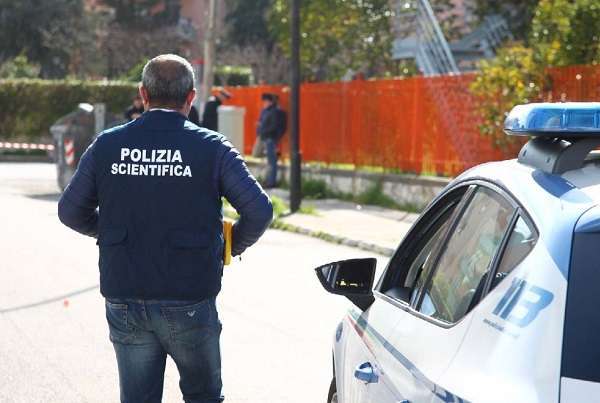 Taranto: spari tra la folla in pieno giorno: ucciso un pregiudicato, feriti due passanti