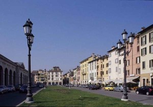 Brescia: litiga con un uomo, lo insegue e lo tampona ripetutamente incurante dei figli