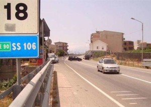 Crotone: percorre 11 chilometri con l'auto trascinando l'ex della convivente, arrestato