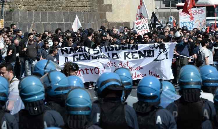 Corteo anti-Renzi a Napoli: scontri e tensioni tra polizia e manifestanti, 4 feriti