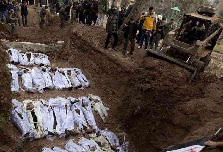 Siria: trovati in una fossa comune 42 corpi decapitati di bambini e donne