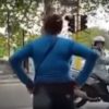 Degrado Roma: una rom si abbassa i pantaloni provocando una donna che la sta filmando