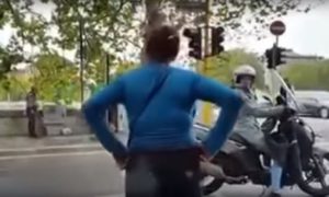Degrado Roma: una rom si abbassa i pantaloni provocando una donna che la sta filmando