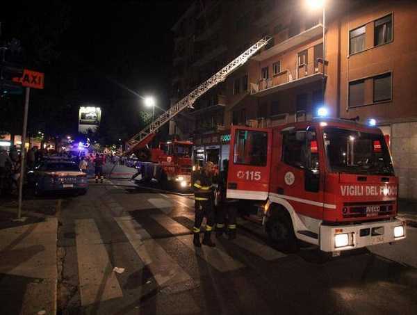 Milano, donna egiziana lancia le figlie dal terzo piano: salvate dai vigili del fuoco