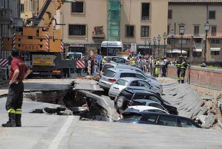 Firenze, voragine di 200 metri si è aperta sul Lungarno Torrigiani: auto sprofondate