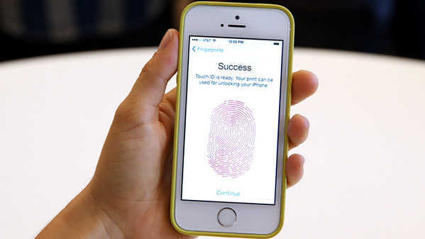 Apple, rivoluzione password: presto sostituite dalle impronte digitali
