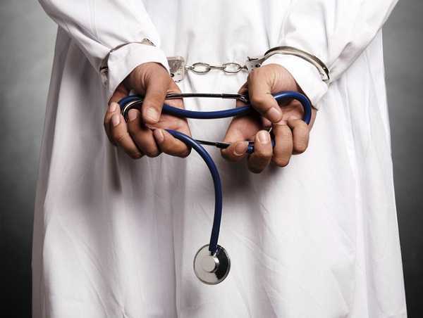 Ginecologo arrestato: abusava delle sue pazienti, tra di loro anche una minorenne