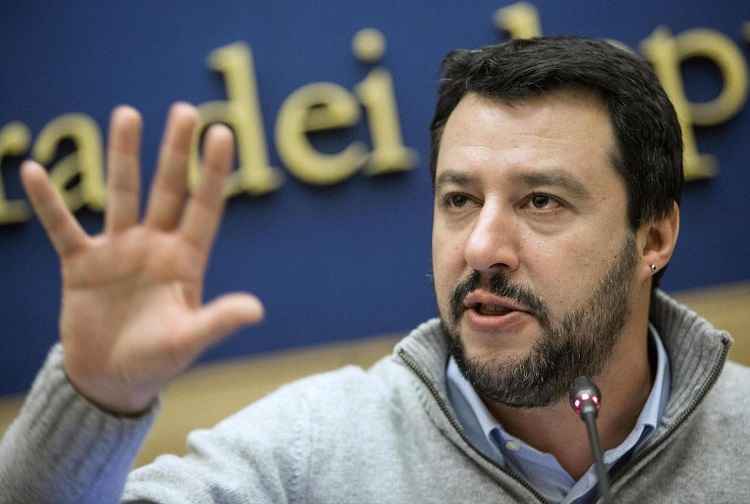 Salvini: "Pronto a fare il premier. Schifato da baci e abbracci tra Renzi e la Merkel"