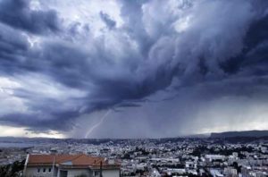 Tempesta di fulmini in Germania e Francia: bambini tra i feriti. Allerta in Italia