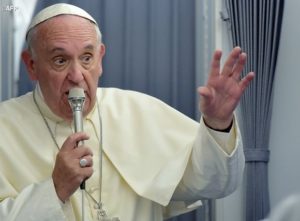 Papa Francesco: "La Chiesa deve chiedere scusa ai gay che ha offeso"