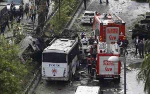 Attacco terroristico a Istanbul, bomba esplode al passaggio di bus polizia: almeno 11 morti