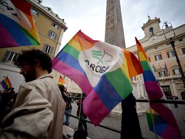 Trento, insegnante licenziata perché gay: scuola condannata per discriminazione