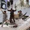 Isis, nuovo video dell'orrore: accusato di spionaggio, ucciso dallo stesso fratello