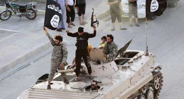 Isis, nuovo video dell'orrore: accusato di spionaggio, ucciso dallo stesso fratello