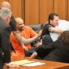 Usa, pena di morte per un serial killer che ride in aula: padre vittima tenta di aggredirlo