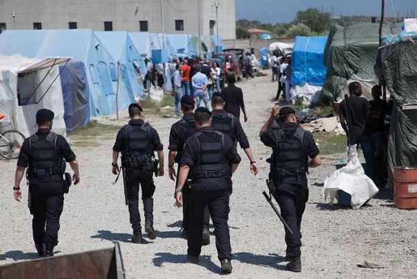 Migrante accoltella carabiniere nella tendopoli a Rosarno: il militare spara e lo uccide