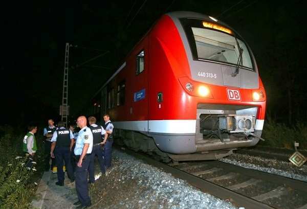 Germania, 17enne afghano dell'Isis colpisce su treno con ascia: tre i feriti gravi