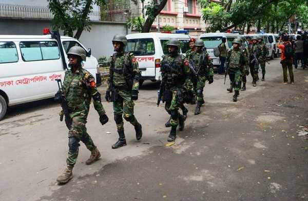 Attentato a Dacca, polizia confessa: "Abbiamo sparato per errore ad un ostaggio"