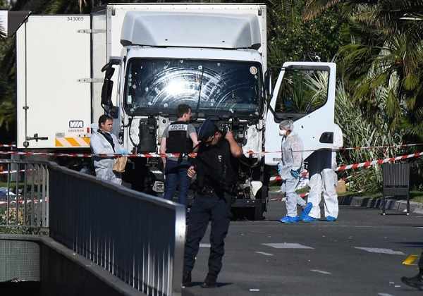Attentato Nizza, 4 italiani ancora tra i dispersi. Isis: "Spegnete la Tour Eiffel"