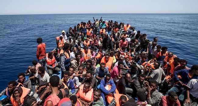 Migranti: guardia costiera salva oltre 650 profughi. Renzi: "Fiero di essere italiano"