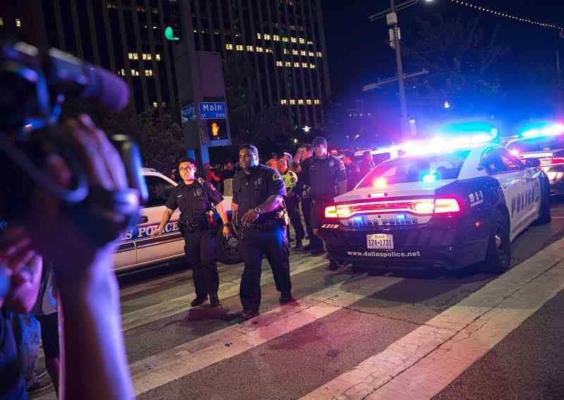 Dallas, cecchini sparano sulla polizia e minacciano strage: morti 5 agenti, 3 arresti