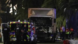 Nizza, attacco terroristico: camion travolge la folla. Bilancio morti estremamente pesante
