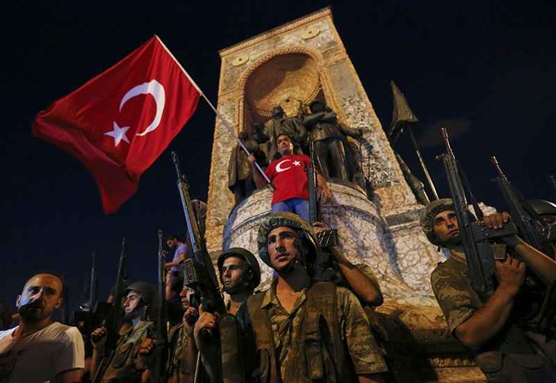 Turchia, fallito il colpo di Stato: scontri tra polizia, civili e militari, molti i feriti