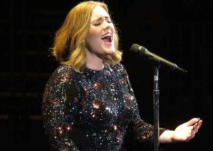 Adele annulla concerto a Phoenix per influenza: pubblica video commovente senza trucco