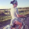 Katy Perry come 'Monella' di Tinto Brass: in bicicletta come Lola tra le campagne