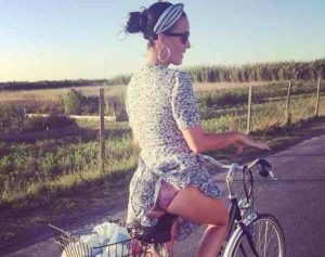 Katy Perry come 'Monella' di Tinto Brass: in bicicletta come Lola tra le campagne