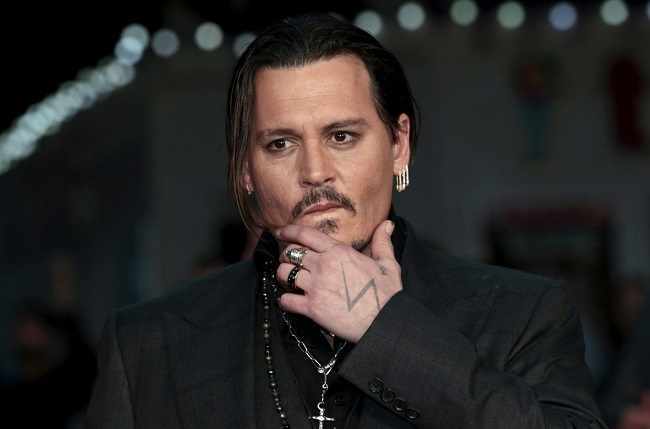 Johnny Depp: prolungato ordine restrittivo dall'ex moglie, l'attore in vacanza ad Ibiza