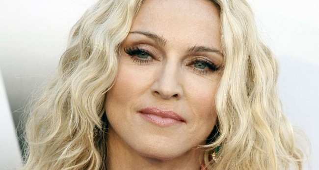 Madonna spegne 58 ballerine a Cuba: durante il megaparty balla sul tavolo