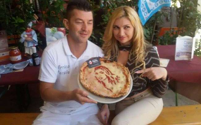 Lisa Torrisi, pizza della pace e scatti bollenti per la vittoria della Roma sul Napoli