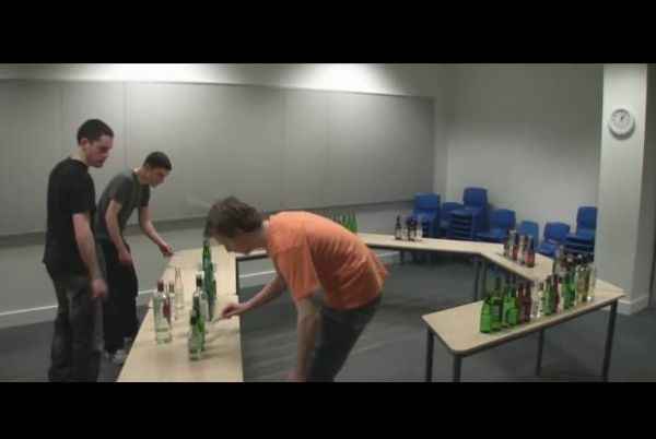 Suonano "Ciarda" con 146 bottiglie: incredibile video realizzato da ragazzi irlandesi