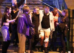 Manchester, attacco terroristico dopo concerto di Ariana Grande: 22 morti confermati, 120 feriti (video)