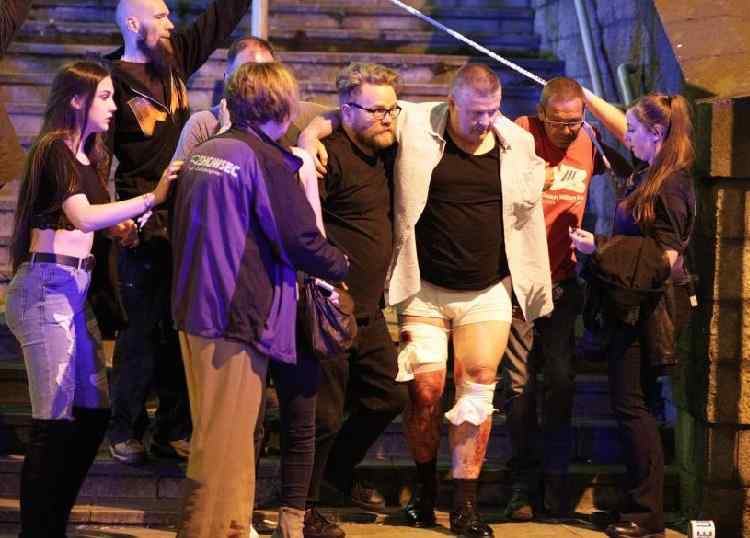 Manchester, attacco terroristico dopo concerto di Ariana Grande: 19 morti confermati, 60 feriti (video)