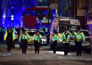 Doppio attentato a Londra, furgone sulla folla: almeno 6 morti e 30 feriti. Polizia uccide tre jihadisti