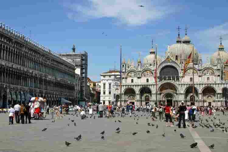 Venezia, bambino di 5 anni multato dalla Polizia Municipale: giocava in Piazza San Marco